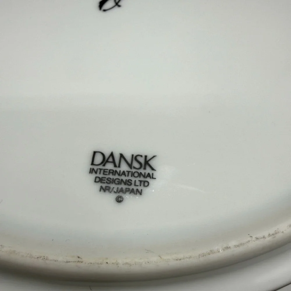Dansk‎ Flora Bayberry Round Covered Casserole Width- 9 5/8 in Height- 3 7/8